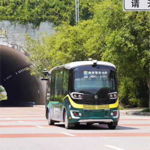 在重庆推出全国首个针对山地城市交通场景的5G自动驾驶小巴车队